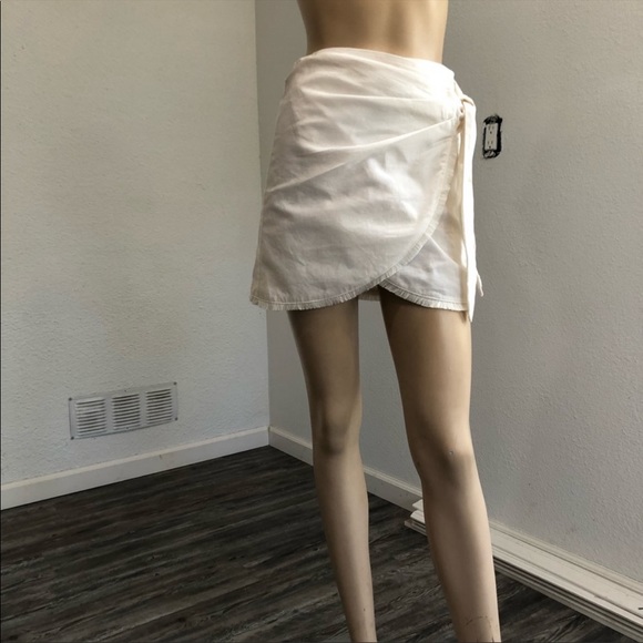 ELINA SEA for the ordinary mini wrap skirt cream - Picture 2 of 4